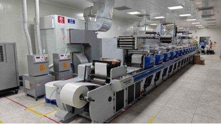 Installation de la presse flexographique 12 couleurs ZJR-350G chez Holostik India